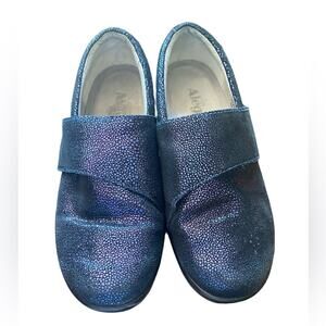 Alegria women’s 39 - 9 wide blue sparkly slip on flat clog shoes